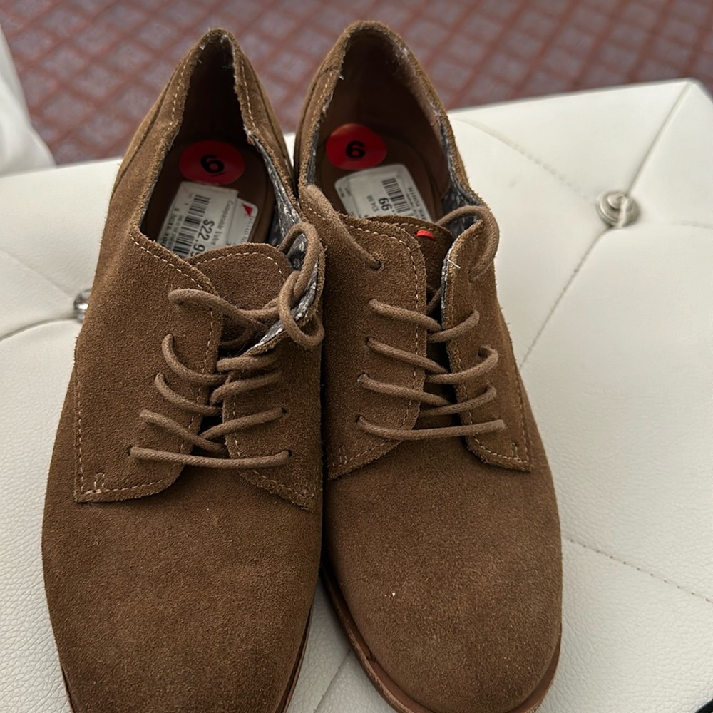 Cute comfortable booties. Minor wear. Work a couple of times.Super cute for fall